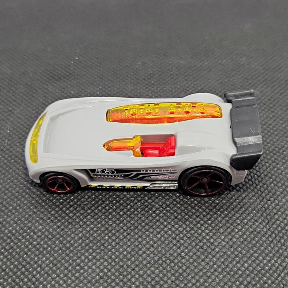 Hot Wheels Battle Spec 1:64 Diecast Car 2004 White Black Orange Unopened